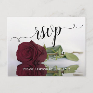 Reflektieren der Burgund-Rose Elegante Hochzeitsfe Postkarte