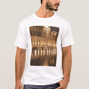 Reflektierender Teich im Louvre, Paris, Frankreich T-Shirt