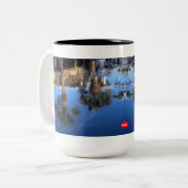 Reflektion der Palmen Zweifarbige Tasse (Vorderseite Links)