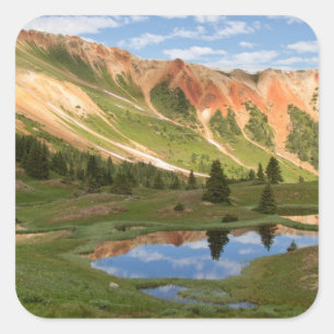 Reflektion der Roten Berge Quadratischer Aufkleber