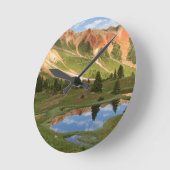 Reflektion der Roten Berge Runde Wanduhr (Winkel)