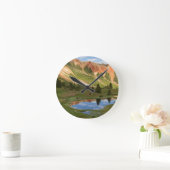 Reflektion der Roten Berge Runde Wanduhr (Zuhause)