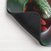 Reflektion der weißen Katze im Roten Ornament Mousepad (Ecke)