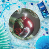 Reflektion der weißen Katze im Roten Ornament Pappteller (Party)