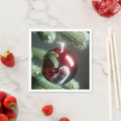 Reflektion der weißen Katze im Roten Ornament Serviette (Beispiel)