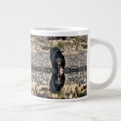 Reflektion des schwarzen Bären Jumbo-Tasse (Rechts)