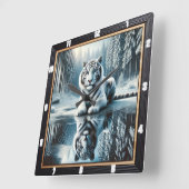 Reflektion des weißen Tigerschnees Quadratische Wanduhr (Winkel)