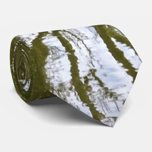 Reflektion einer Tree Neck Tie Krawatte (Gerollt)