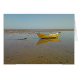 Reflektion eines gelben Bootes