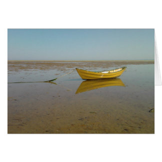 Reflektion eines gelben Bootes