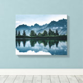 Reflektion von Bergwäldern Leinwanddruck (Insitu (Holzboden))
