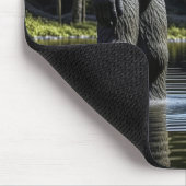 Reflektion von Bigfoot im Wasser Mousepad (Ecke)