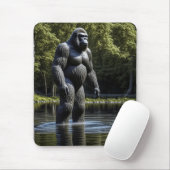 Reflektion von Bigfoot im Wasser Mousepad (Mit Mouse)