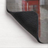 Reflektionen auf einem roten Telefonkasten - Londo Mousepad (Ecke)