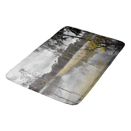 Reflektionen unter grauem Himmel Badematte (Schrägansicht)