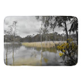 Reflektionen unter grauem Himmel Badematte (Vorderseite)