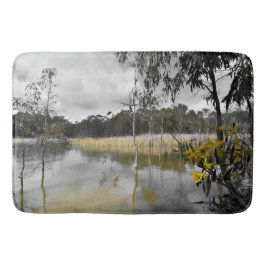 Reflektionen unter grauem Himmel Badematte