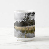 Reflektionen unter grauem Himmel Kaffeetasse (Mittel)