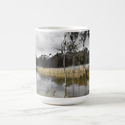 Reflektionen unter grauem Himmel Kaffeetasse (Mittel)