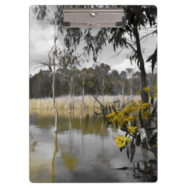 Reflektionen unter grauem Himmel Klemmbrett