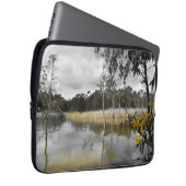 Reflektionen unter grauem Himmel Laptopschutzhülle (Vorne Rechts)