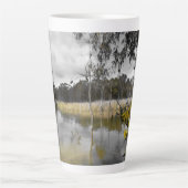 Reflektionen unter grauem Himmel Milchtasse (Vorderseite)