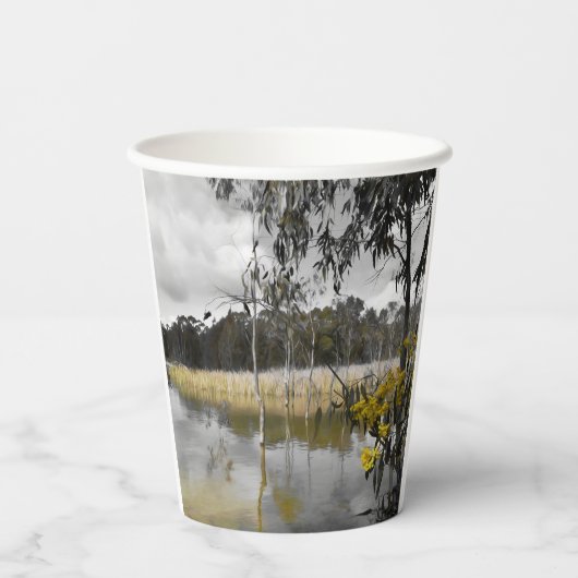 Reflektionen unter grauem Himmel Pappbecher (Rückseite)