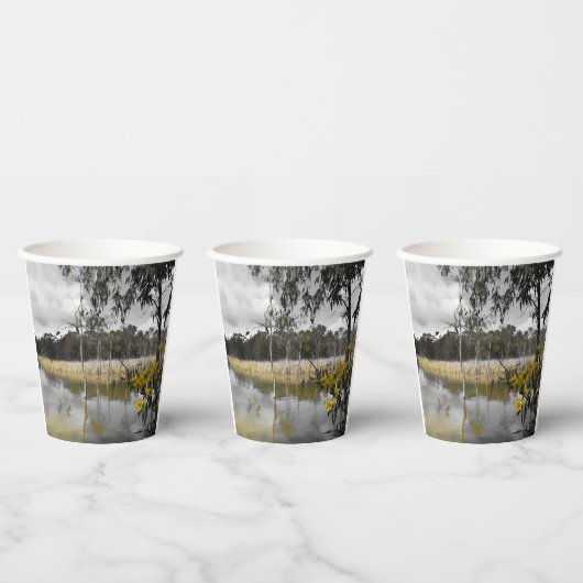 Reflektionen unter grauem Himmel Pappbecher (Multi)