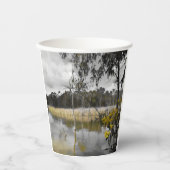 Reflektionen unter grauem Himmel Pappbecher (Vorderseite)