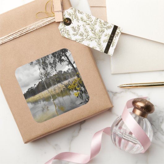 Reflektionen unter grauem Himmel Quadratischer Aufkleber (Schenken)