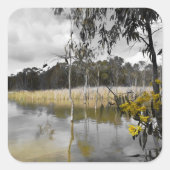 Reflektionen unter grauem Himmel Quadratischer Aufkleber (Vorderseite)