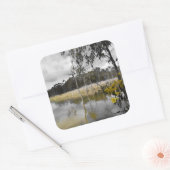 Reflektionen unter grauem Himmel Quadratischer Aufkleber (Umschlag)