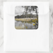 Reflektionen unter grauem Himmel Quadratischer Aufkleber (Tasche)