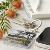 Reflektionen unter grauem Himmel Schlüsselanhänger (Vorderseite rechts)