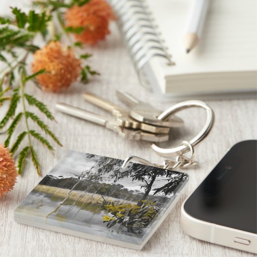 Reflektionen unter grauem Himmel Schlüsselanhänger (Vorderseite rechts)