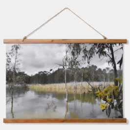 Reflektionen unter grauem Himmel Wandteppich Mit Holzrahmen