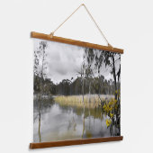 Reflektionen unter grauem Himmel Wandteppich Mit Holzrahmen (Gewinkelt)