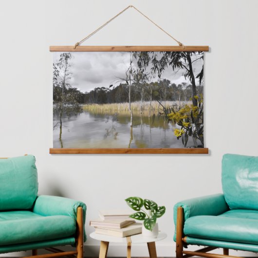 Reflektionen unter grauem Himmel Wandteppich Mit Holzrahmen (Wohnzimmer)