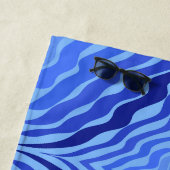 Reflektive blaue Wellen Moderne Kunst des abstrakt Strandtuch (Beispiel)
