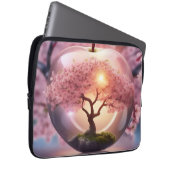 "Reflektive Schönheit: Glasapfel mit Blossom-Baum Laptopschutzhülle (Vorne Rechts)