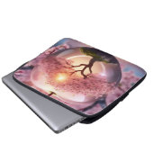 "Reflektive Schönheit: Glasapfel mit Blossom-Baum Laptopschutzhülle (Vorne Knopf)