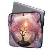 "Reflektive Schönheit: Glasapfel mit Blossom-Baum Laptopschutzhülle (Vorderseite Links)