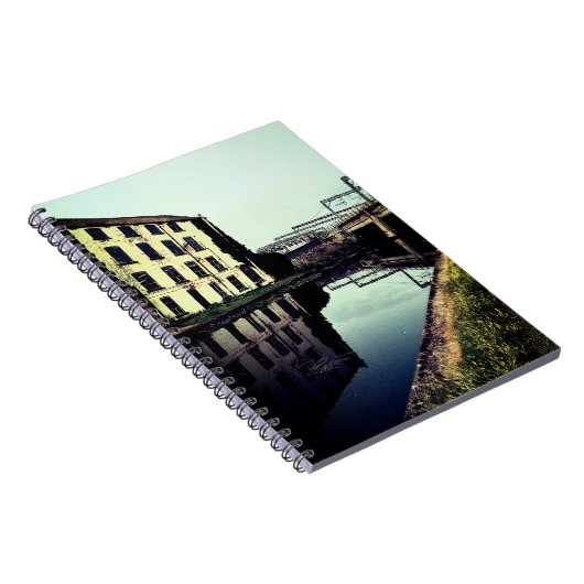 Reflektives Gebäude Notizblock (Rechte Seite)