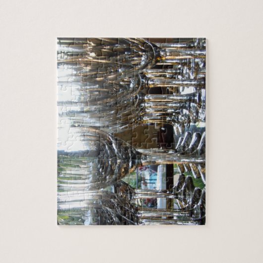 Reflektives Licht Weingläser in Reihen Puzzle (Vertikal)