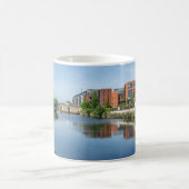 Reflexionen am Kanal, Wakefield Kaffeetasse (Mittel)