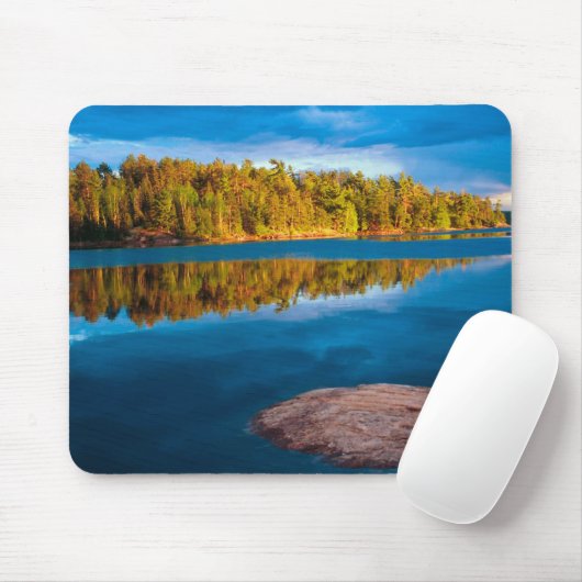 Reflexionen im frühen Abend in den Grenzgewässern Mousepad (Mit Mouse)