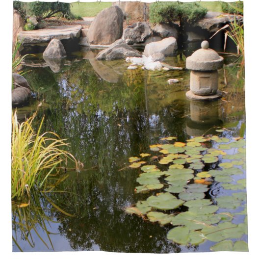 Reflexionen, japanischer Gartenteich Duschvorhang (Vorderseite)