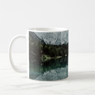 REFLEXIONEN VON BÄUMEN AUF DEM SEE KAFFEETASSE