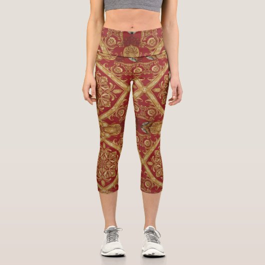 Regal Activewear: Golden Red Ornate Mara Trumpet  Capri Leggings (Vorderseite)