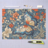 Regal Butterfly Amidst William Morris Floral Seidenpapier (Handwerk)